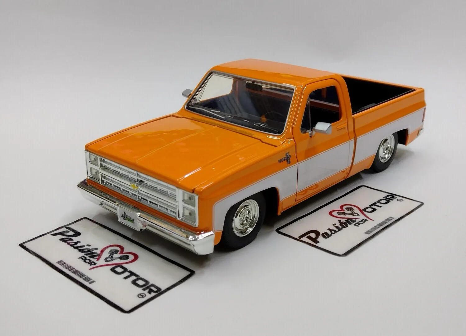 1 24 Chevrolet Silverado C 10 1985 Cabina Regular Batea Corta Bitono Naranja Y Blanco Jada Toys