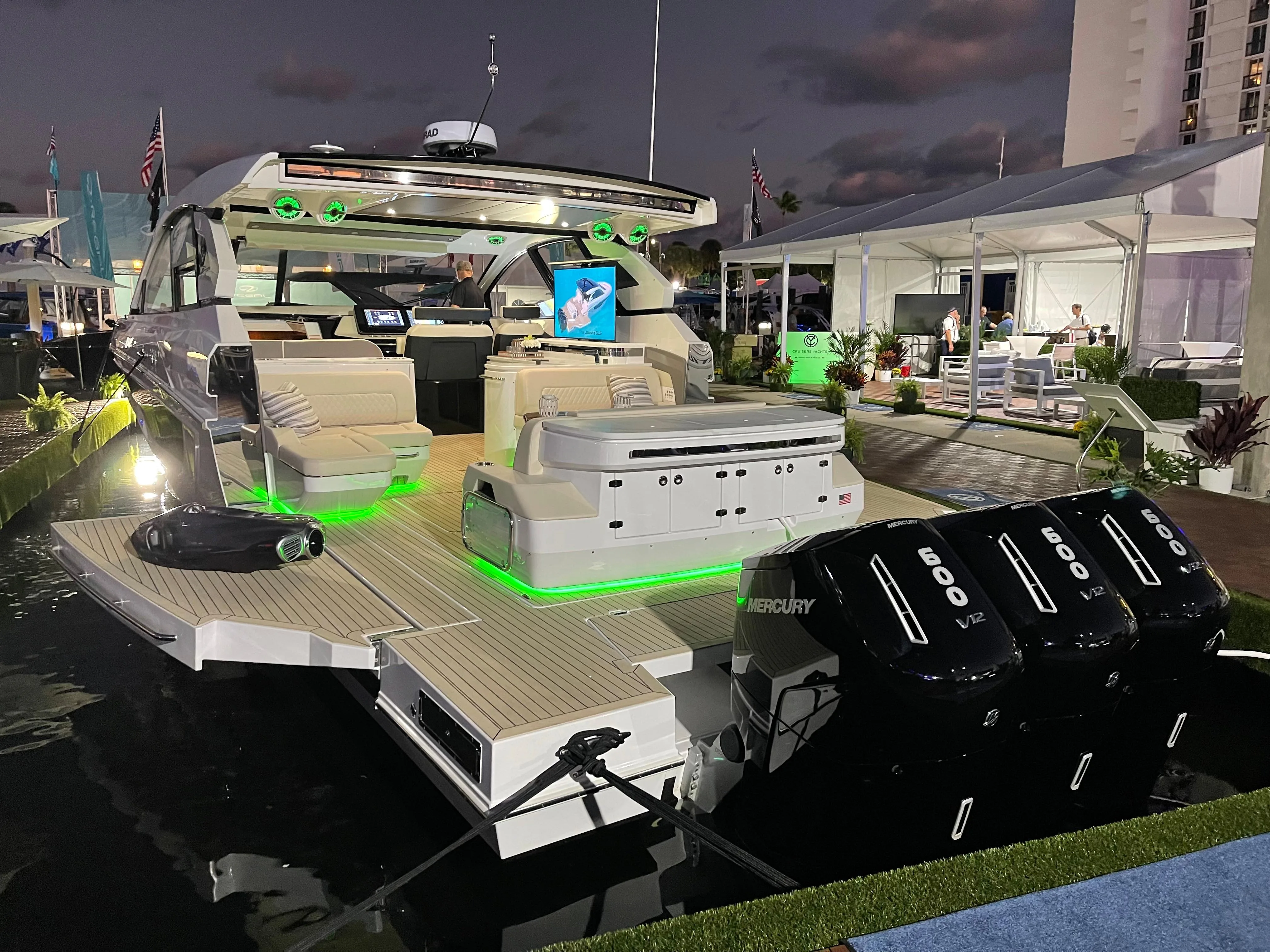 2024 Cruisers Yachts 50 Gls Midterkonsol Til Salg Yachtworld