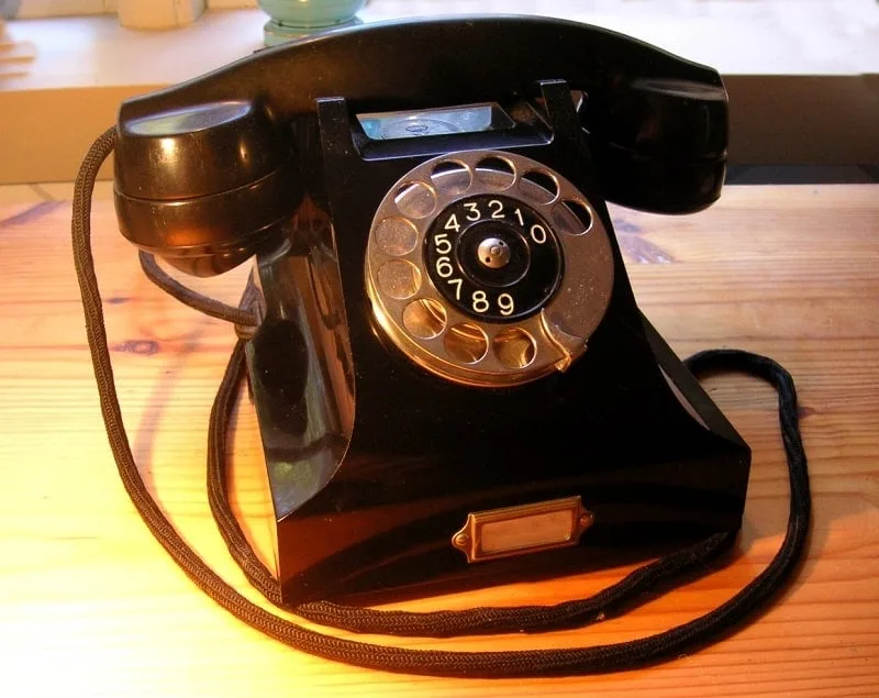 9 Oldest Phones In The World