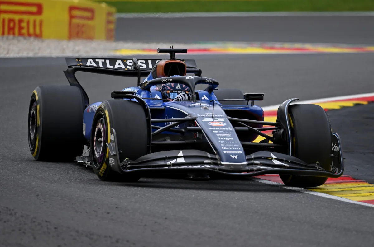 Alex Albon Over Circuit Zandvoort Met Een F1 Auto Grand Prix Radio