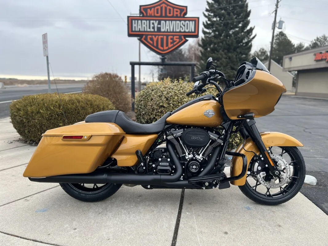 Black Harley Davidson Road Glide