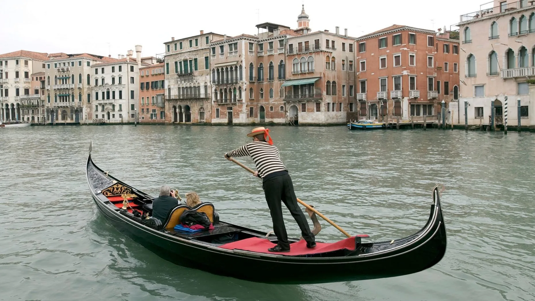 Capacity Cut On Venice Gondolas Due To Overweight Tourists