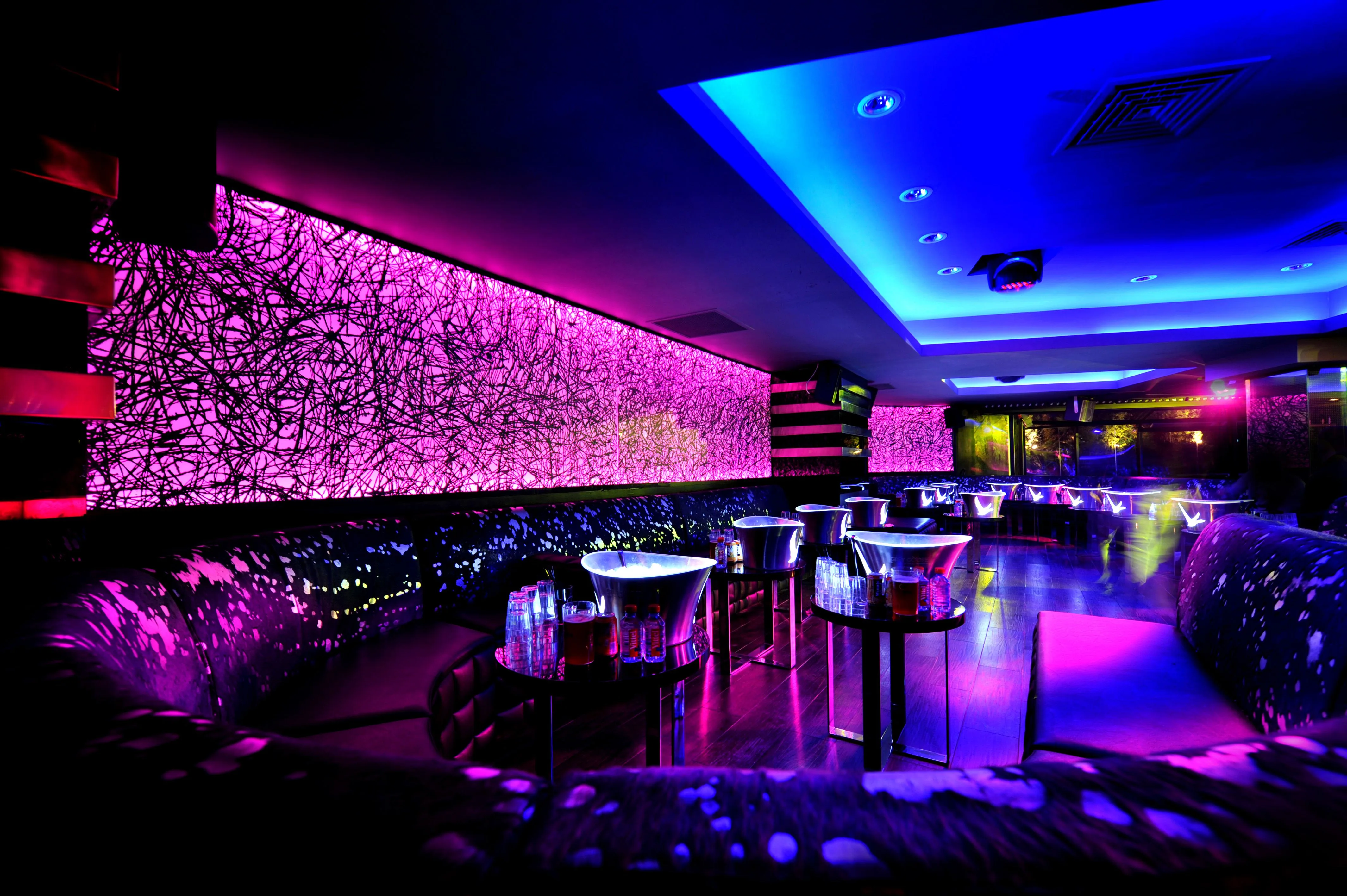 Dazzling Neon Lighting At Club L Arc Paris Nightclub Design Bar Design Lounge Design