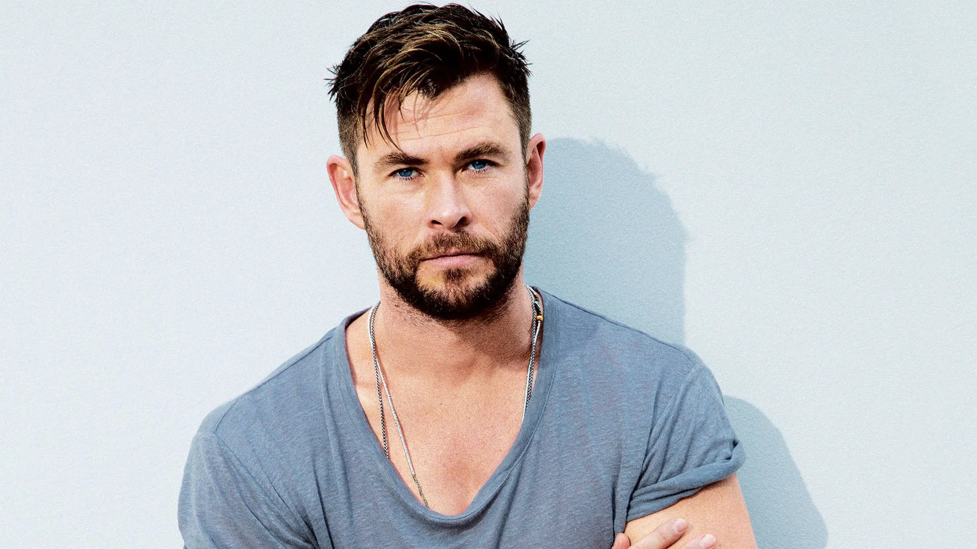 Download Chris Hemsworth Hollywood Actor Wallpaper