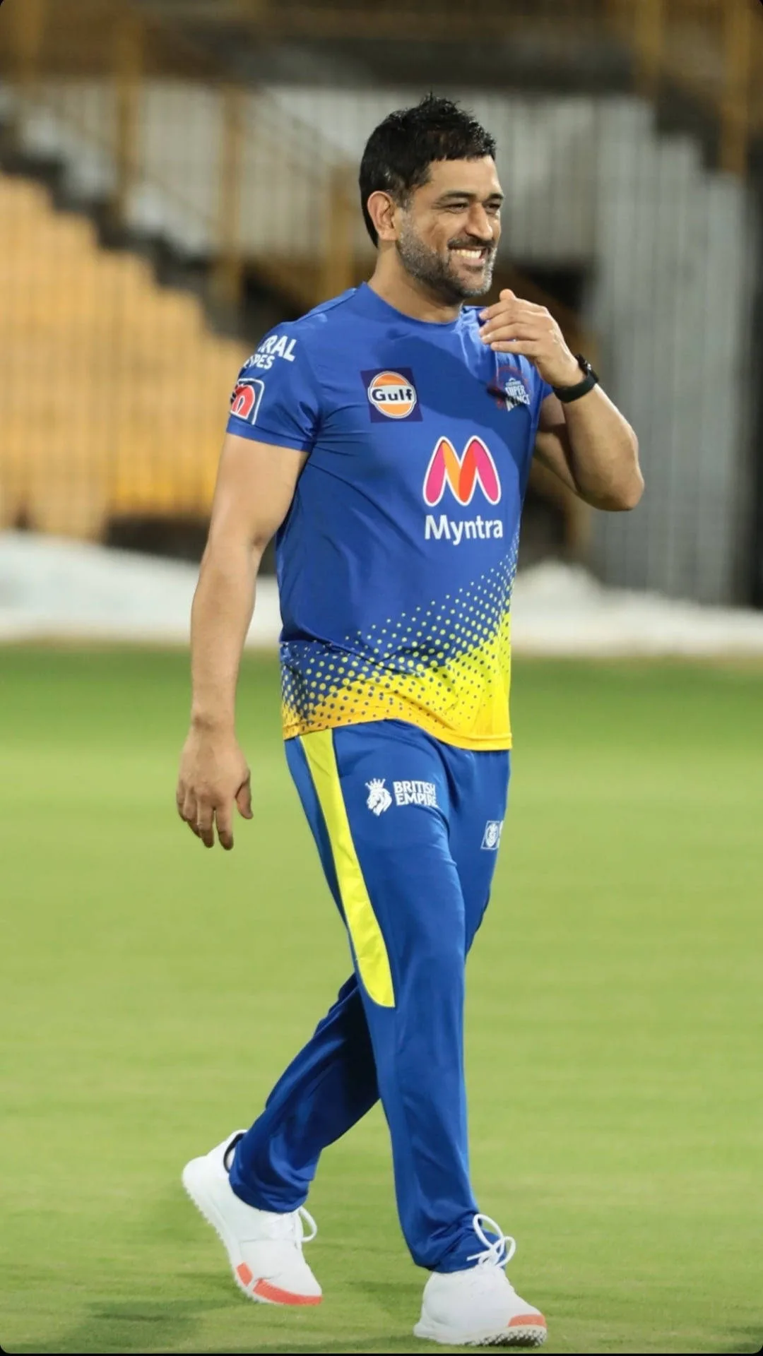 Download Msd Giggling Across The Field Wallpaper