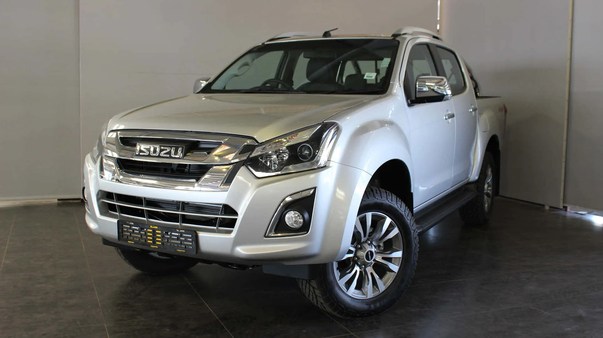 Download Powerful Isuzu Truck On The Road Wallpaper