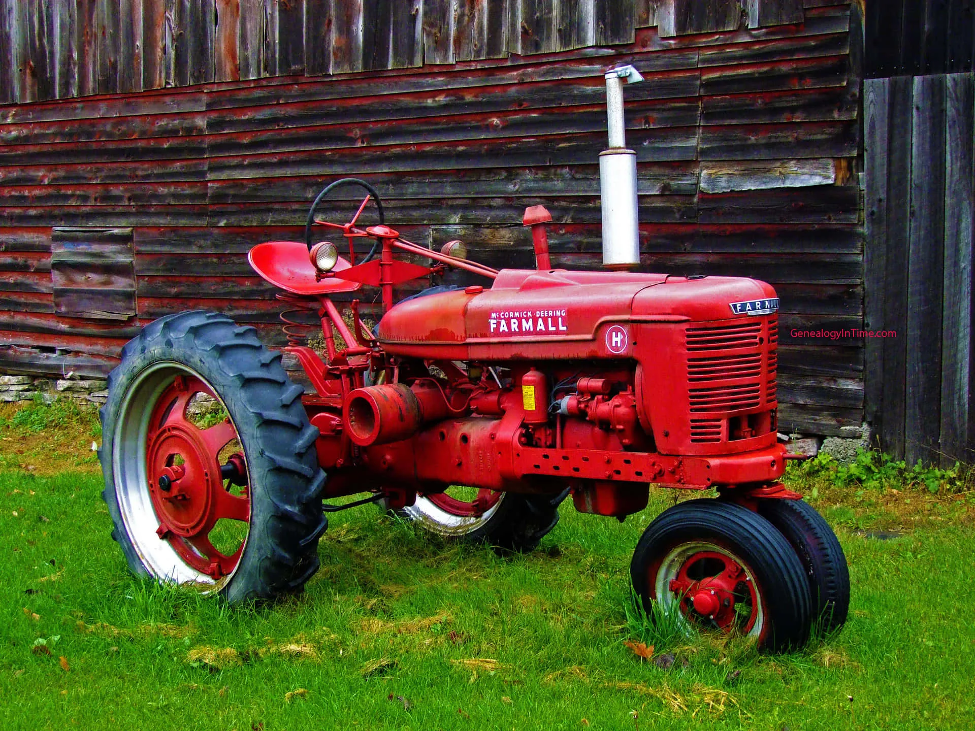 Download Red Three Wheeler Tractor Picture