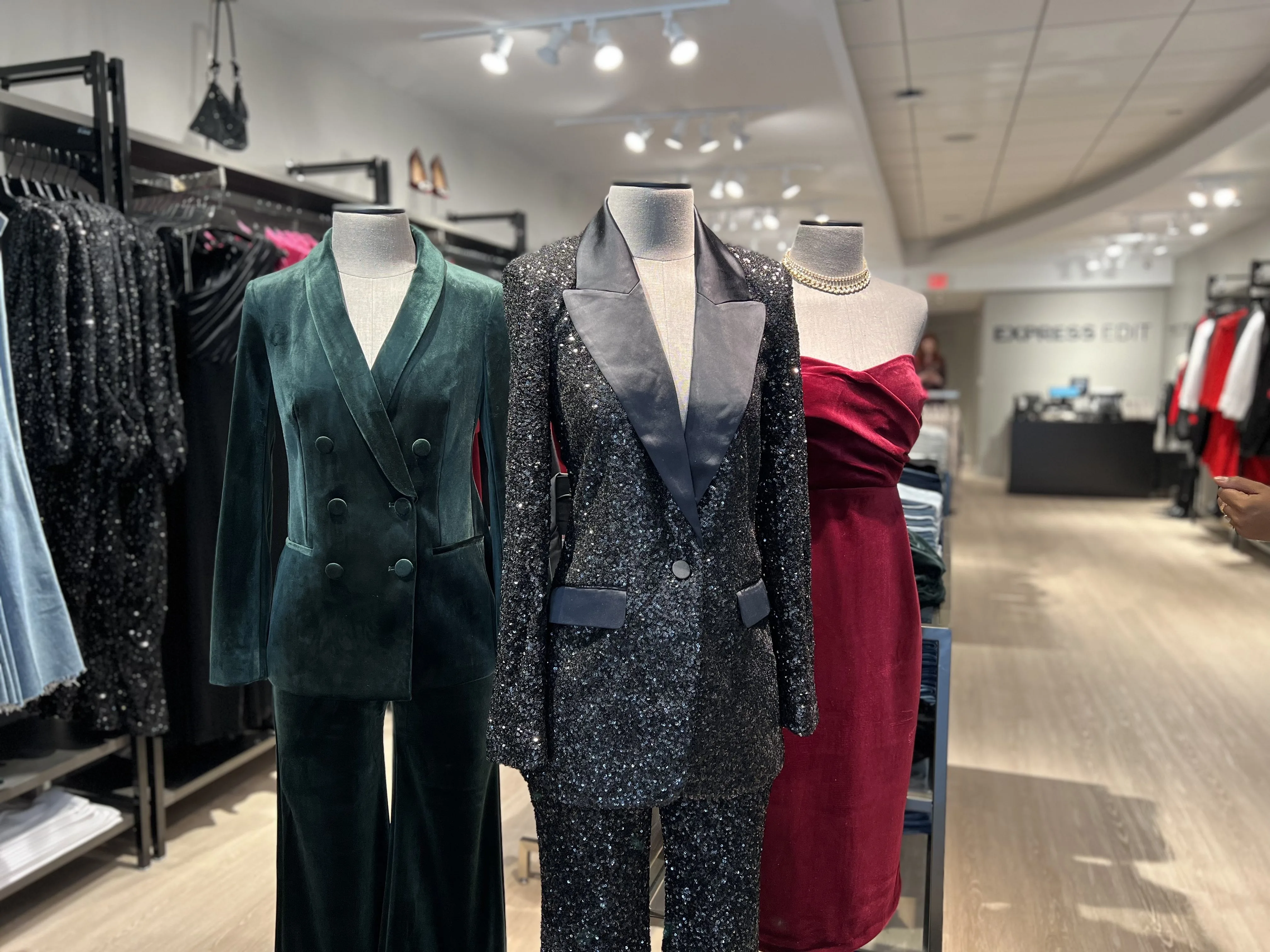 Express Edit Store Opens On Walnut Street