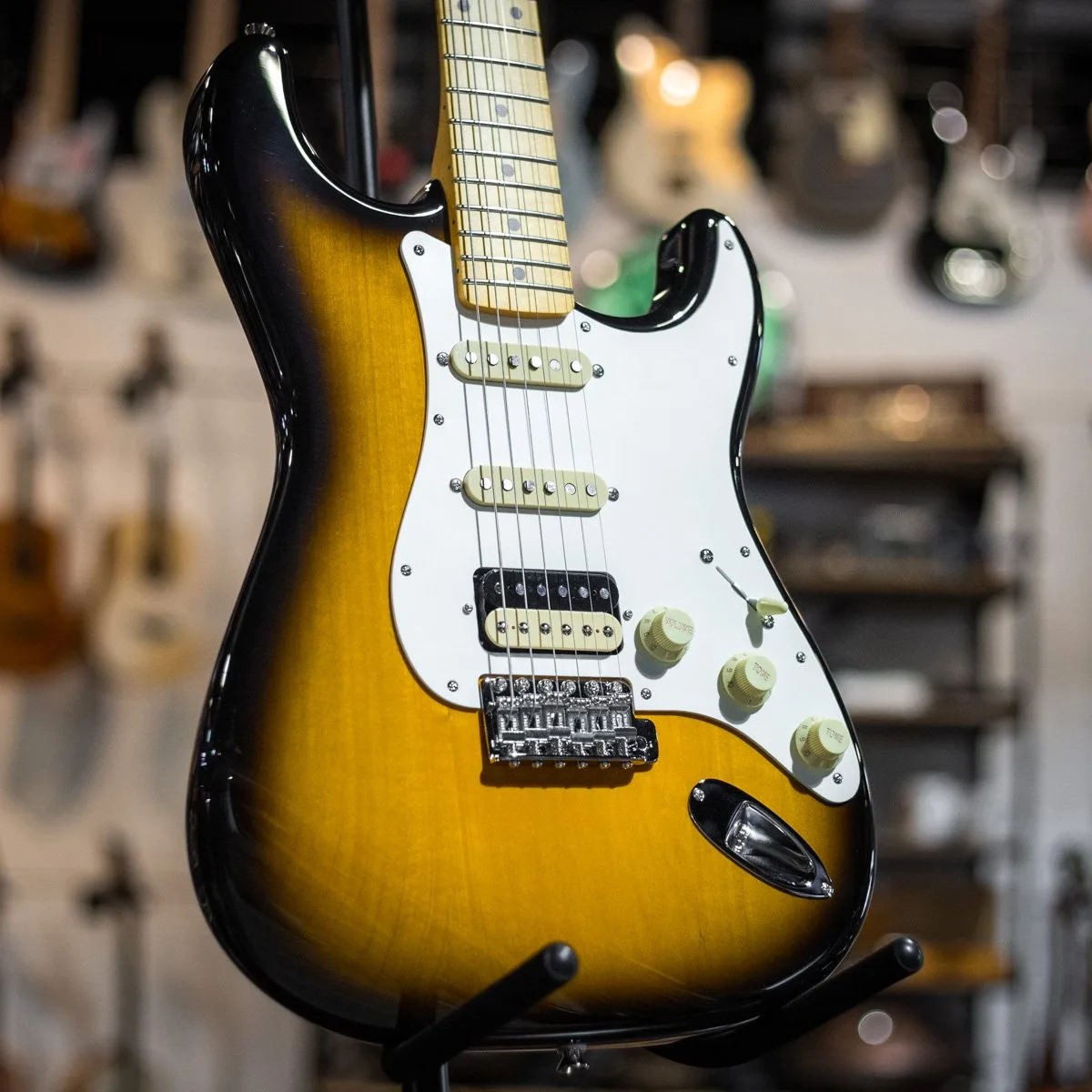 Fender Jv Modified 50S Stratocaster Hss Maple Fingerboard 2 Color Sunburst W Deluxe Gig Bag