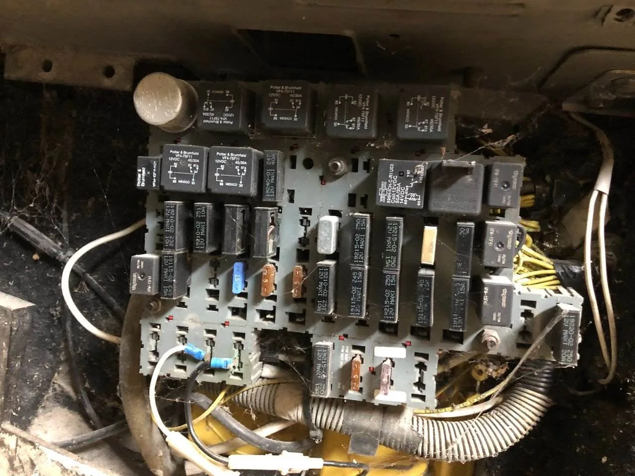 Fl70 Fuse Box Diagram Diagrama Caja De Fusibles Freightliner