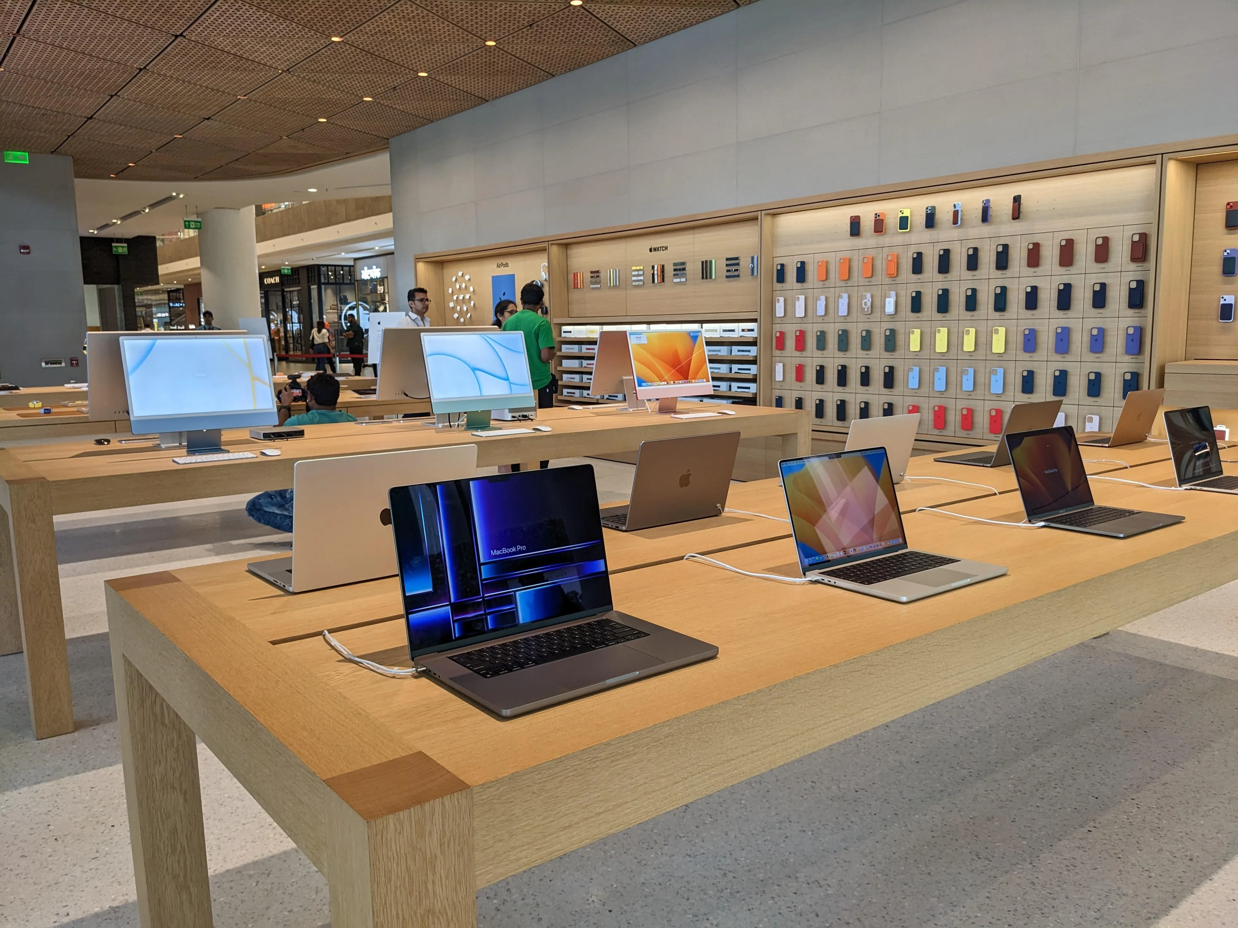 Here S A First Look Of The Apple Store That Opens In Mumbai Tomorrow Company News Business
