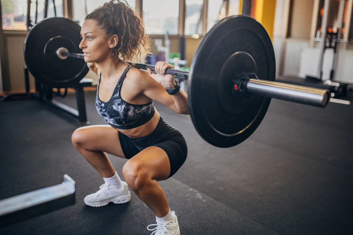 How To Do A Barbell Squat According To Trainers Parade