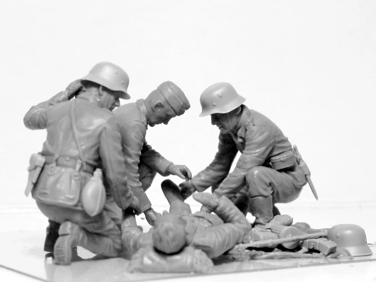 Icm 35620 Wwii German Military Medical Personnel In Process Missing Lynx