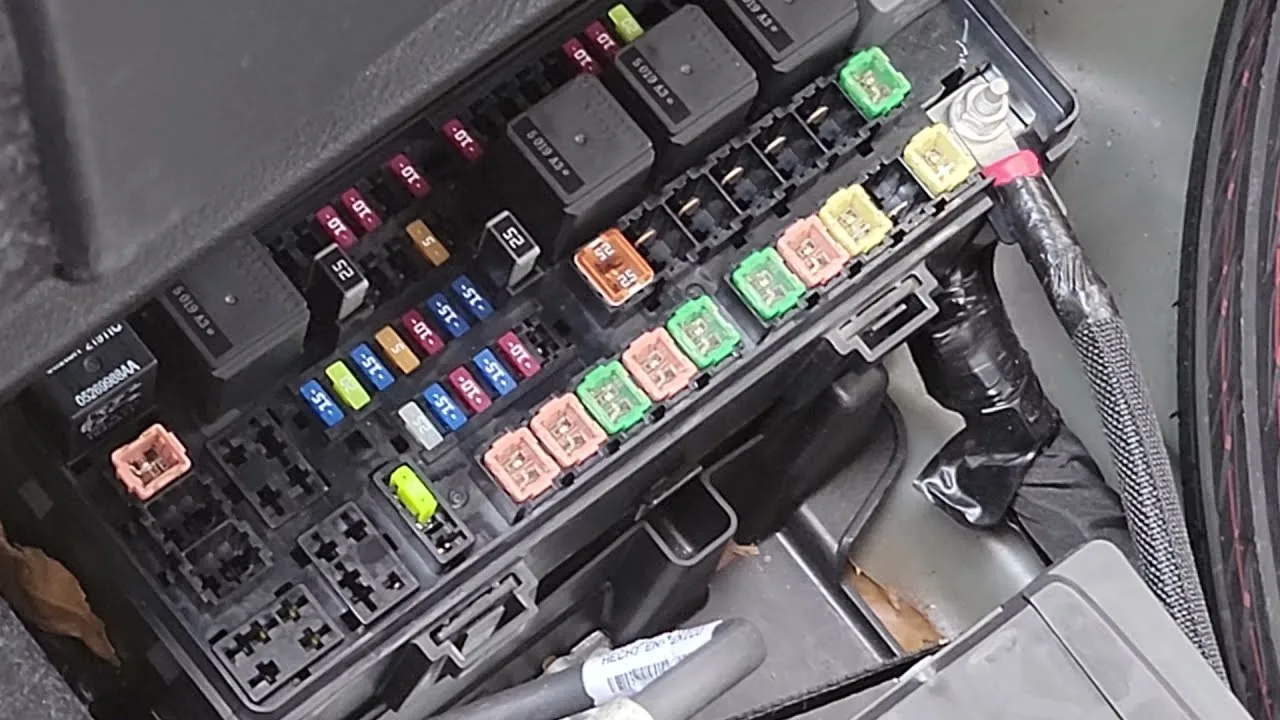 Introducir 47 Imagen Charger Fuse Box