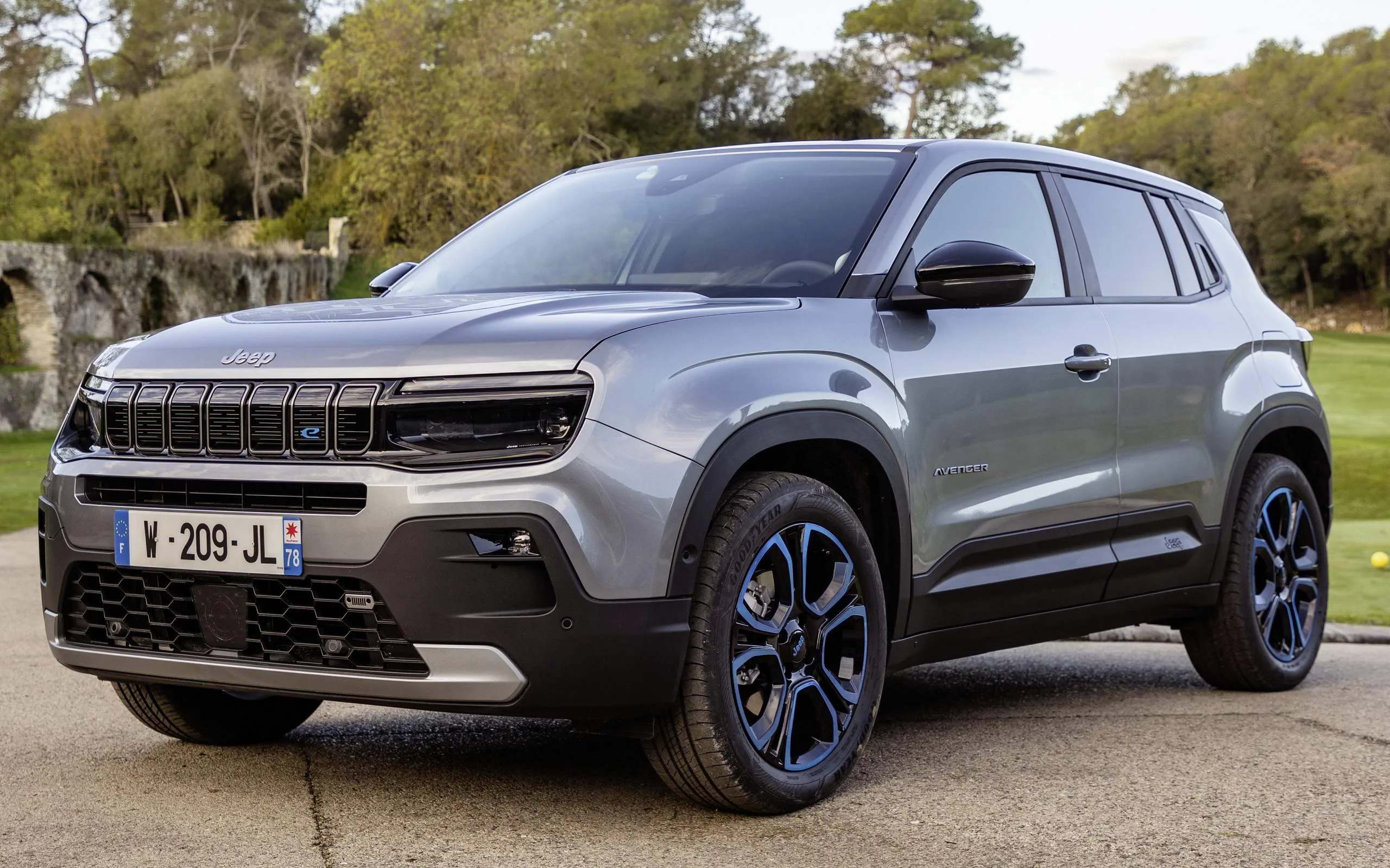 Jeep Avenger É Aposta Elétrica Para Suvs Urbanos Compactos Preços Fotos E Detalhes