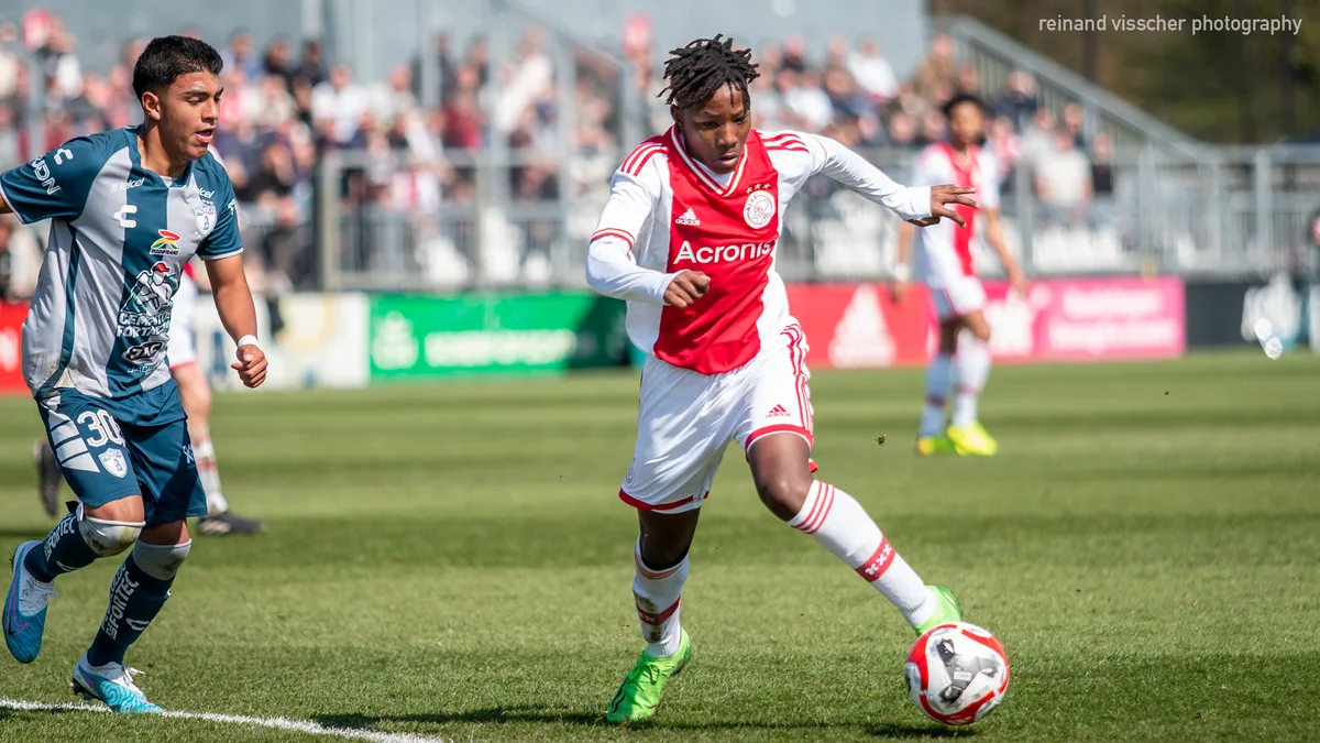 Jetten Tekent Eerste Contract Bij Ajax Verdediger Tot 2026 In Amsterdam