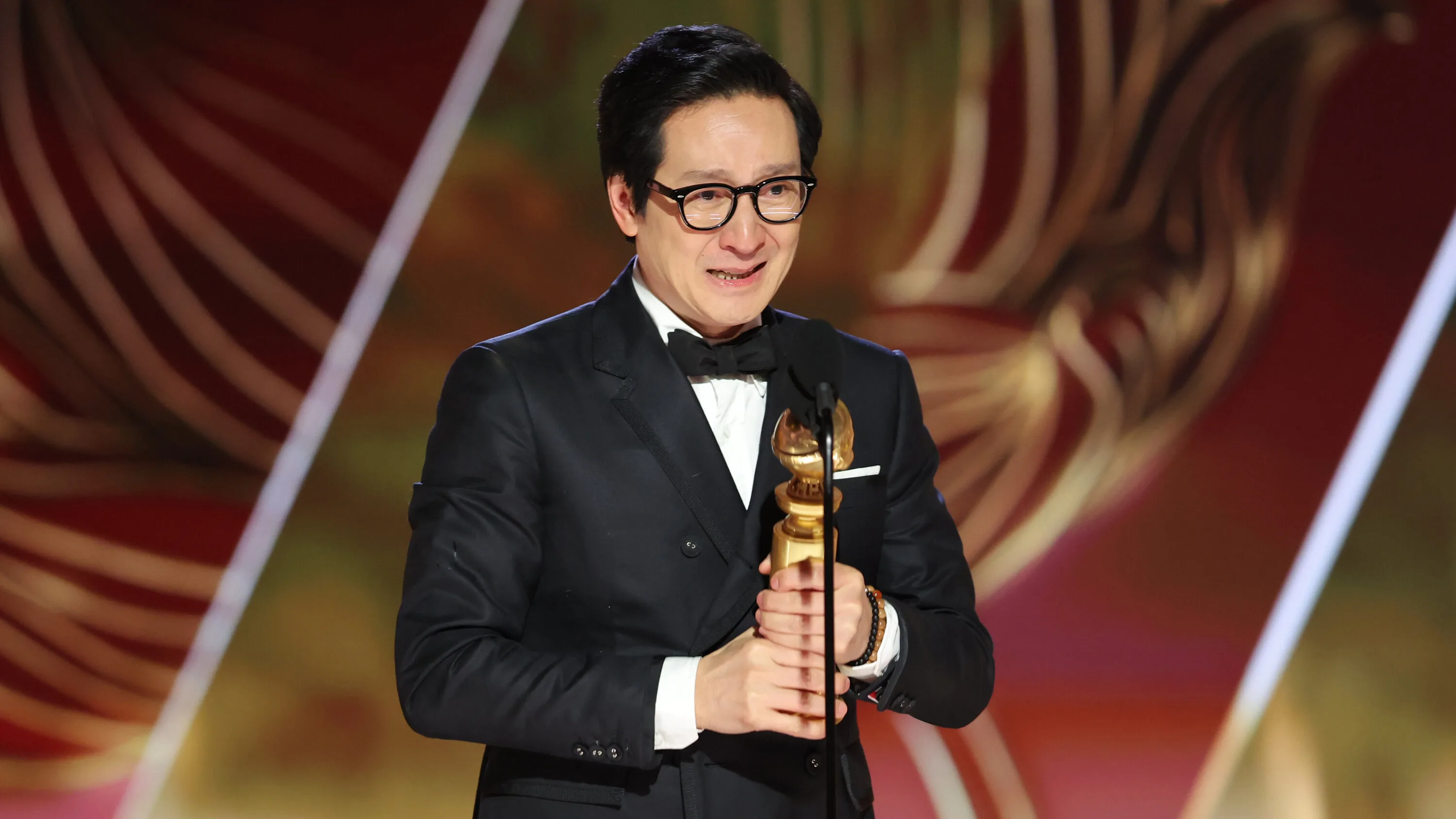 Ke Huy Quan S Emotional Journey Leads To Golden Globes Win The New York Times