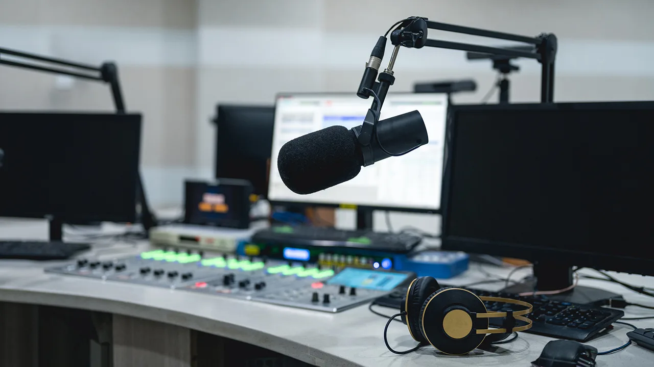 Key Facts About The Us Radio Industry And Its Listeners For National Radio Day Pew Research Center