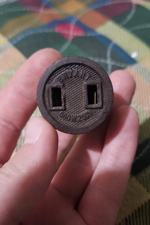 Misc Bryant Electric E26 To Standard 120V Socket Adapter
