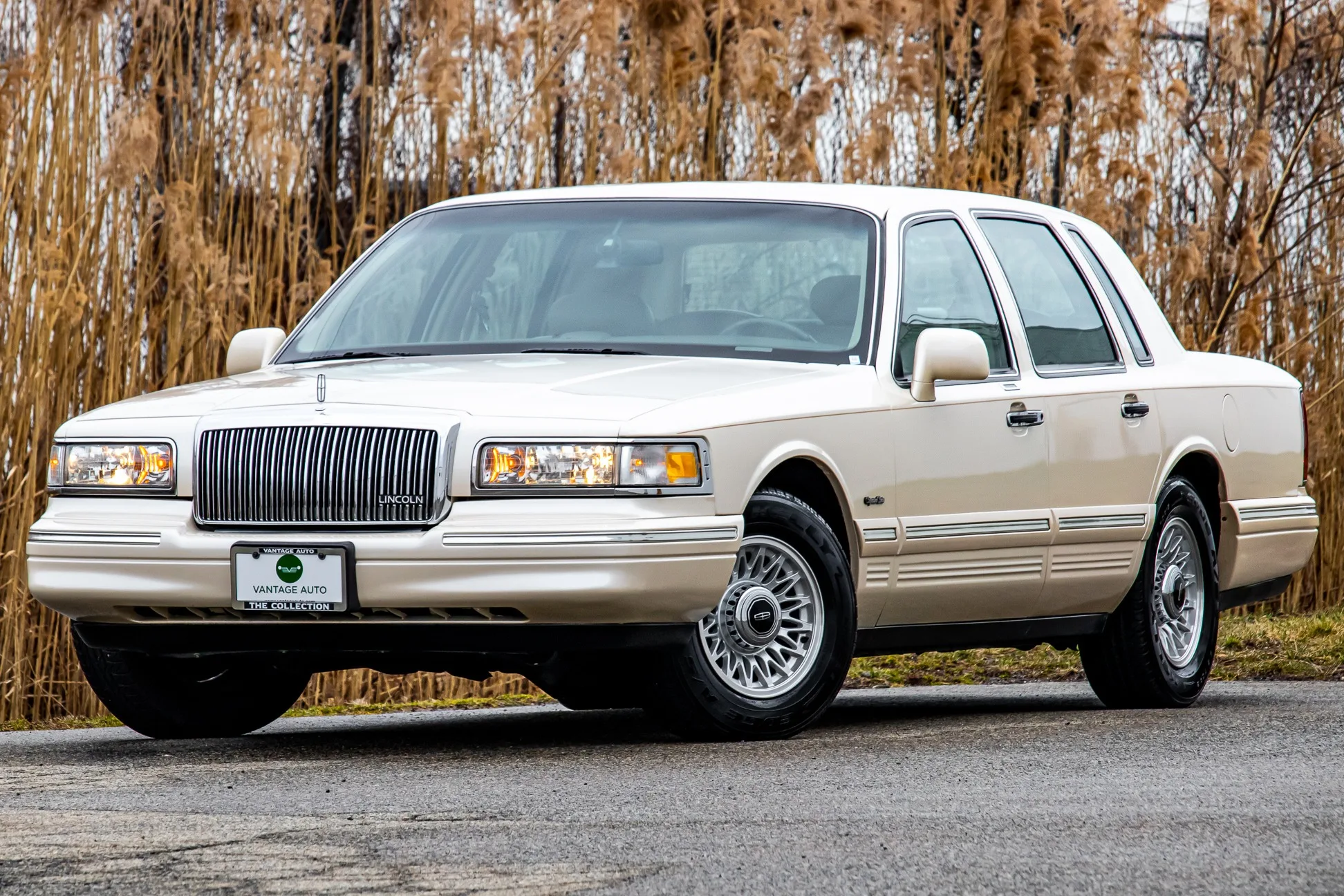 No Reserve 34K Mile 1997 Lincoln Town Car For Sale On Bat Auctions Sold For 10 250 On