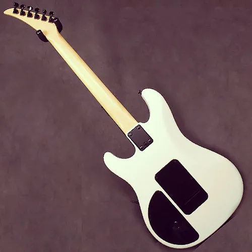 Peavey Tracer Deluxe Specifications