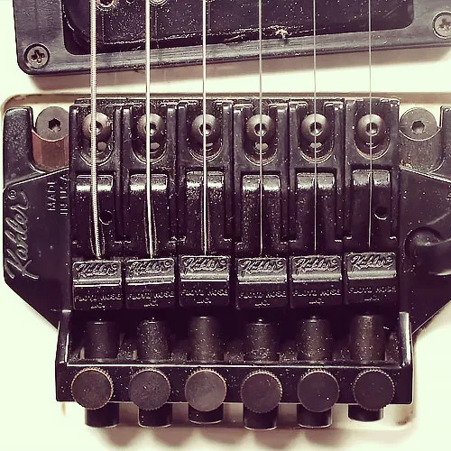 Peavey Tracer Deluxe Specifications