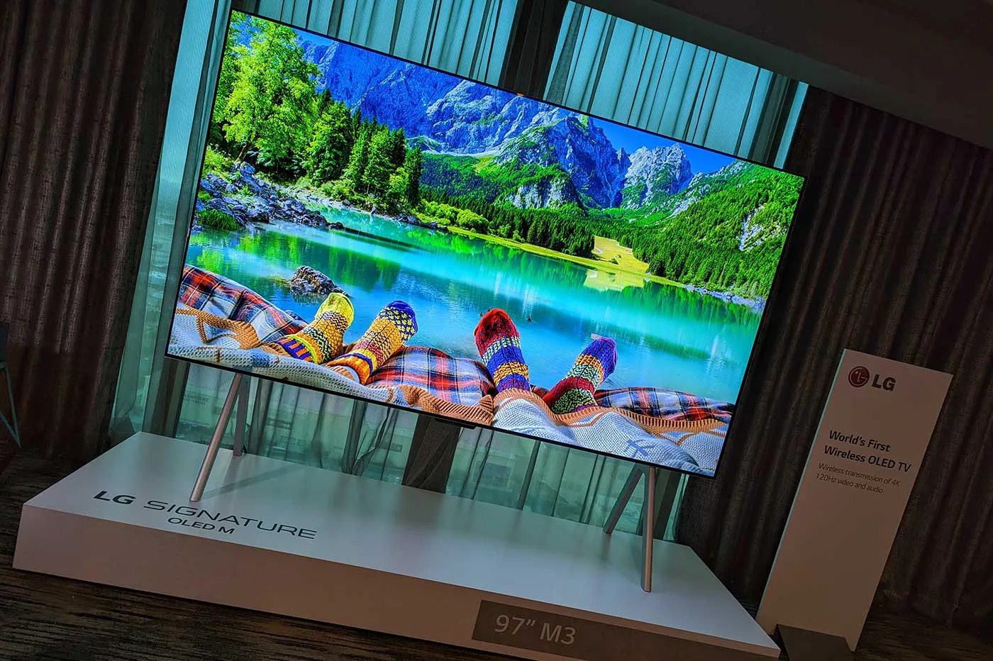 Signature Oled M3 Lg Lève Le Voile Sur Un Téléviseur Sans Fil