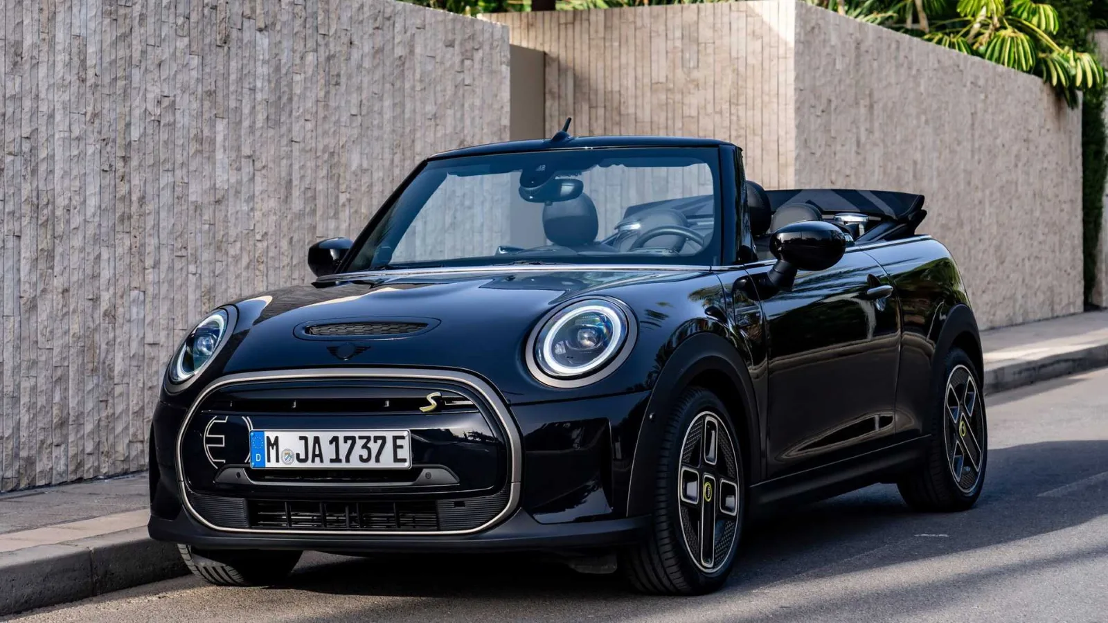 The Mini Cooper Se Cabriolet Is Europe S Cool New Electric Drop Top With 125 Miles Of Range