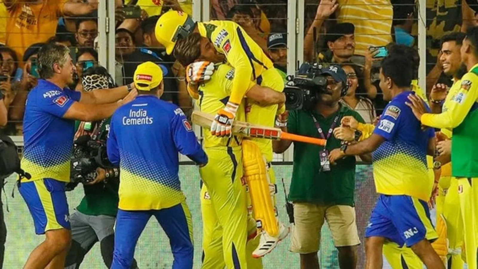 Watch Ms Dhoni Ends Rift Reports With One Of A Kind Gesture For Ravindra Jadeja Csk Star